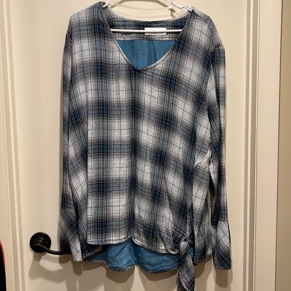 BRAND NEW Time and Tru semi fitted plus size top with tie detail & bell sleeves